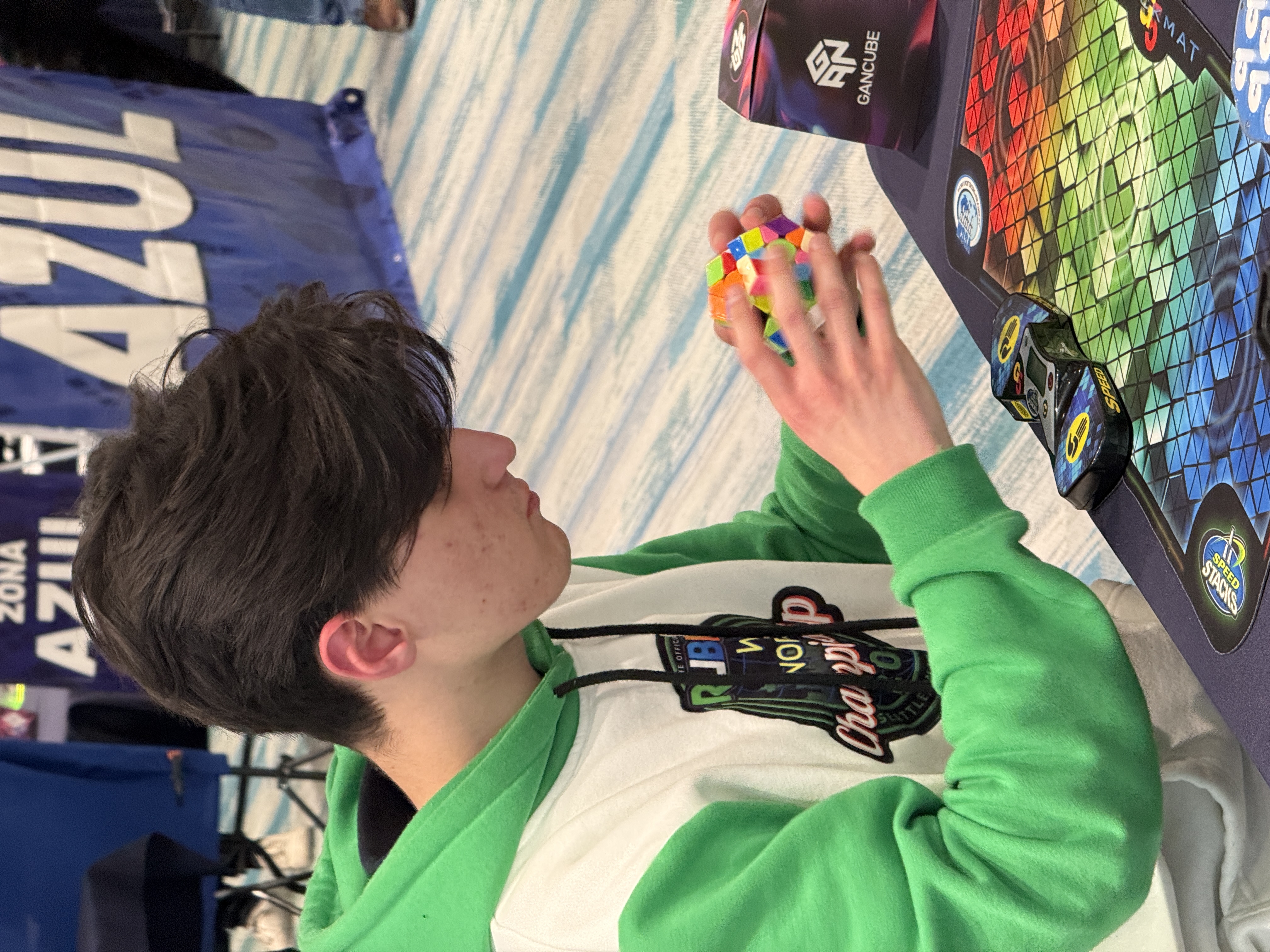 Competidores reunidos en un campeonato mexicano de speedcubing